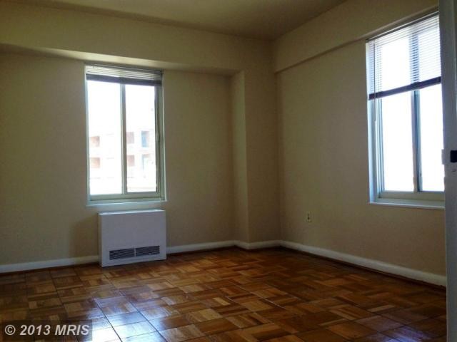 Dormitorio enorme con ventanas a ambos lados. - 1727 Massachusetts Ave NW