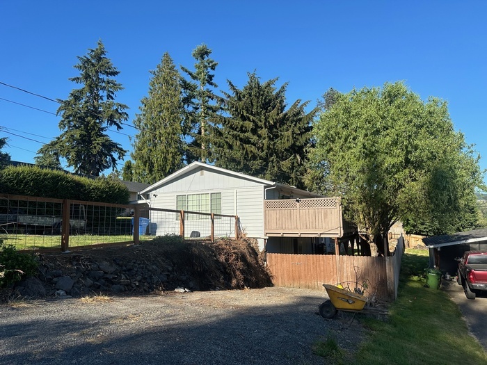 Primary Photo - LARGE FOUR BEDROOM HOME WITH TWO KITCHENS