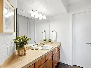 Building Photo - Now Available! Private room in 3 bed / 2 bath condo