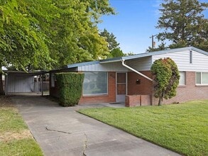 Building Photo - 2620 W Clearwater