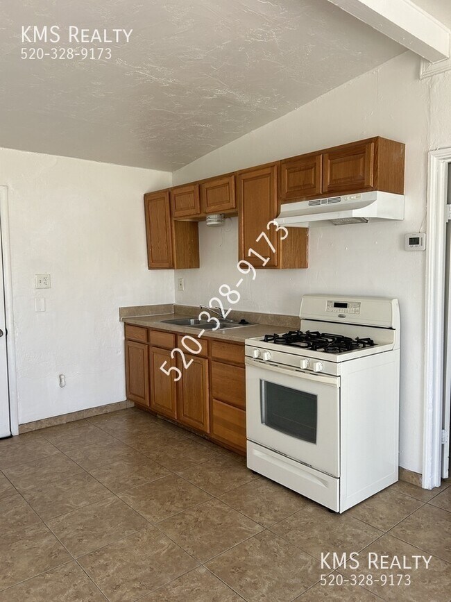 Building Photo - 2943 N Alvernon Way