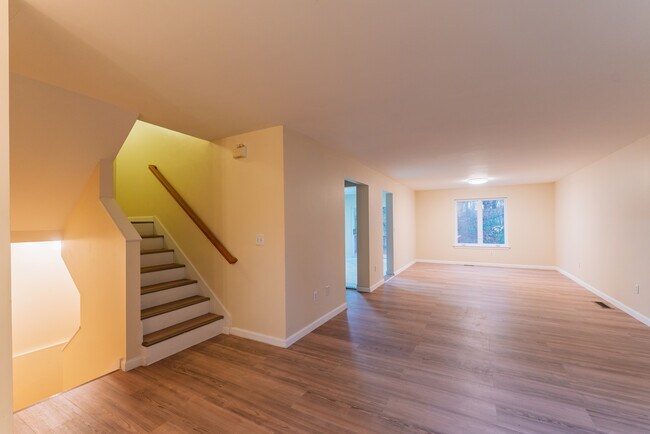 Building Photo - 208 Castlewood Dr