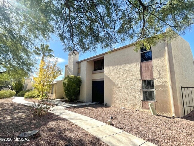 Building Photo - 3750 N Country Club Rd