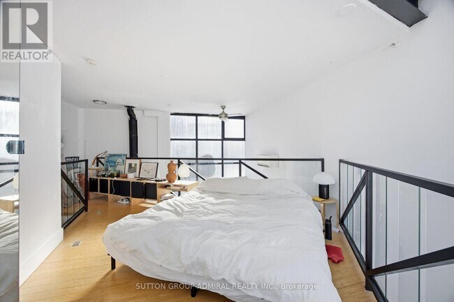 Photo du bâtiment - 1024 Queen St W