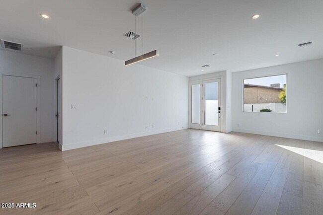 Foto del edificio - 2130 E Turney Ave