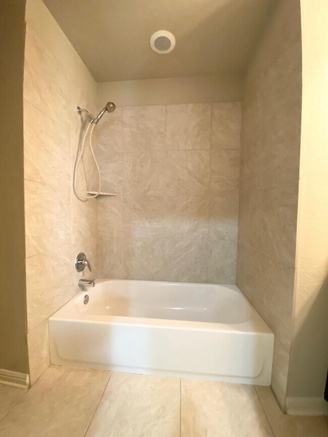 Foto del edificio - Available Now!