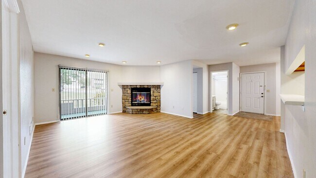 Building Photo - Adorable 2bd/2bth Parking Included Available Now