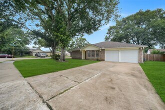Building Photo - 13618 Piney Oaks Dr