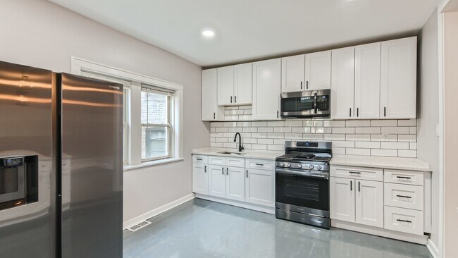 Building Photo - 6724 N Rockwell St