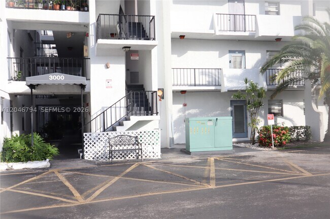 Foto del edificio - 3000 Sunrise Lakes Blvd