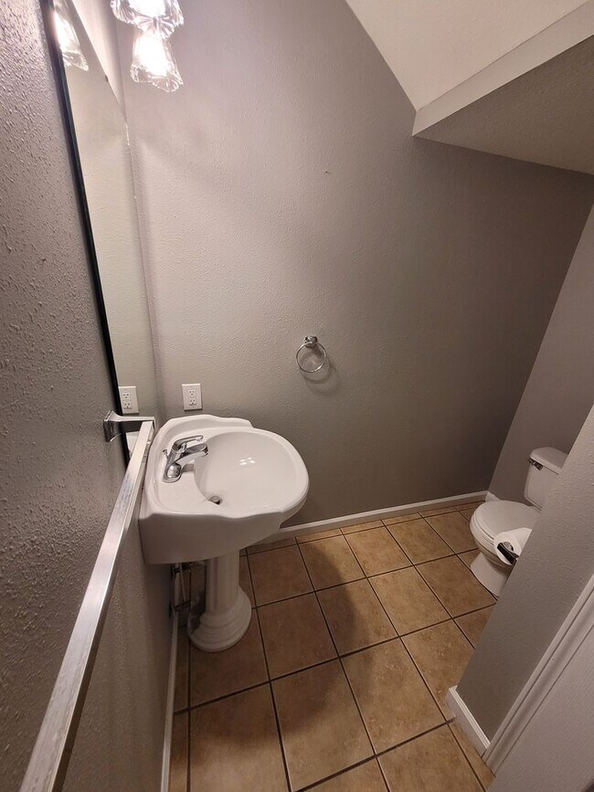 Foto del edificio - Great Opportunity: 2BR Townhome with Private Garage