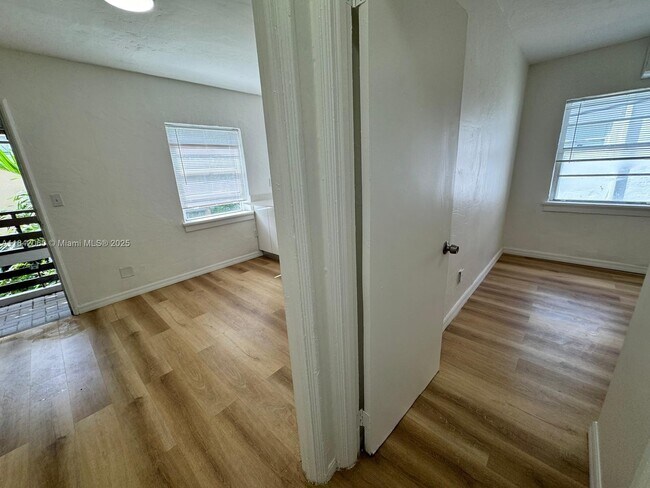 Building Photo - 833 W 39th St
