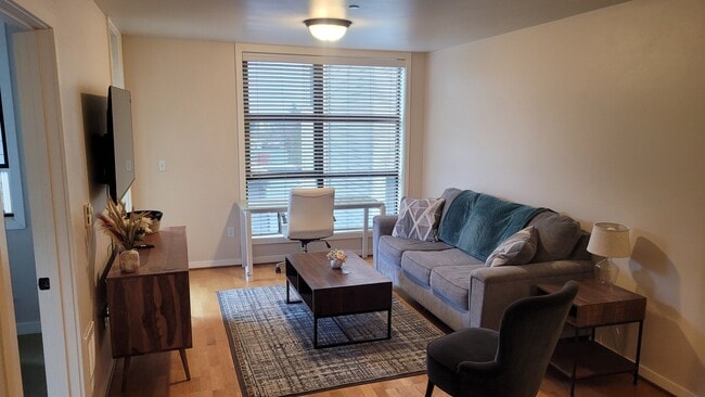 Sala de estar con espacio de trabajo/escritorio - 4116 California Ave SW