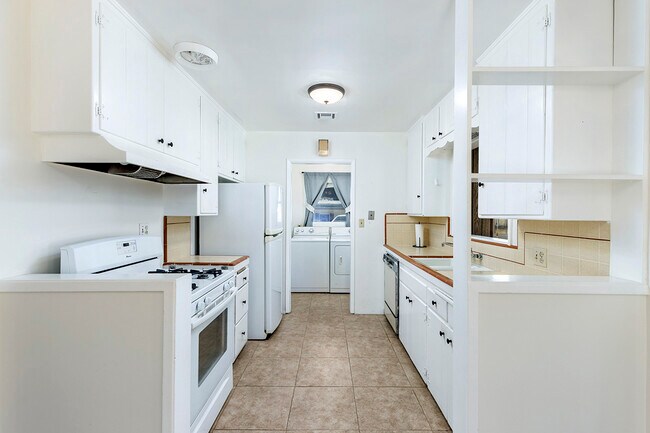Building Photo - 6548 Eldridge St