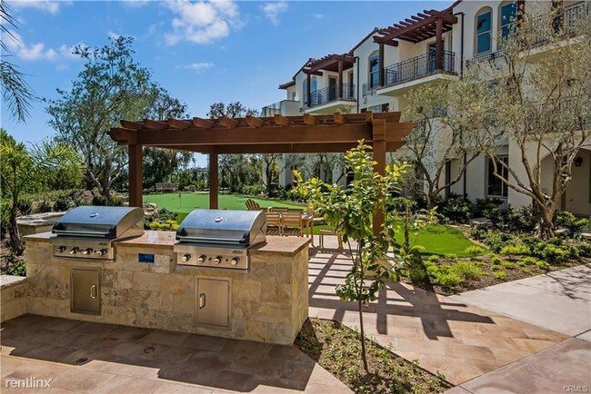 Foto del edificio - 28220 Highridge Rd