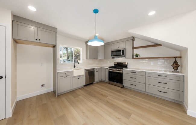 Building Photo - Beautiful 2 Bedroom Back House
