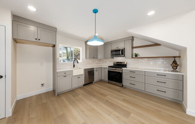 Foto del edificio - Beautiful 2 Bedroom Back House