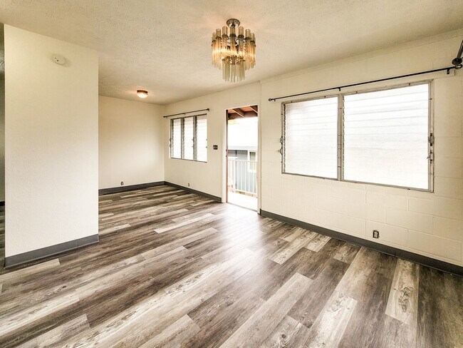 Building Photo - 1123