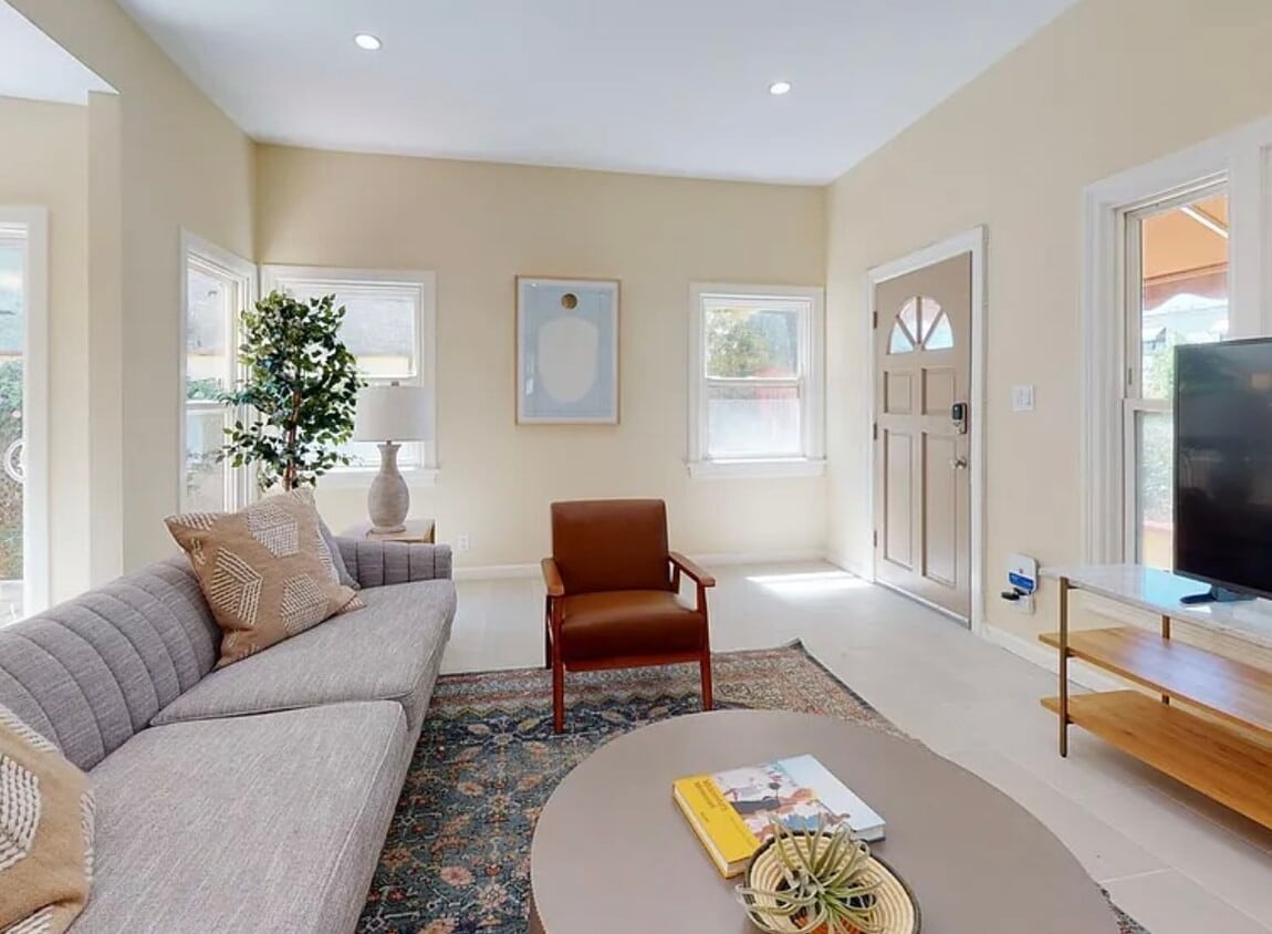 Foto principal - 722 N Kilkea Dr