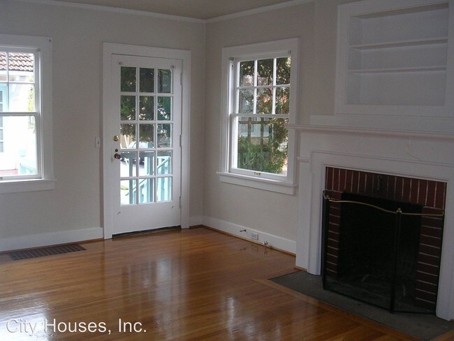 Building Photo - 1032 SE 45th Ave