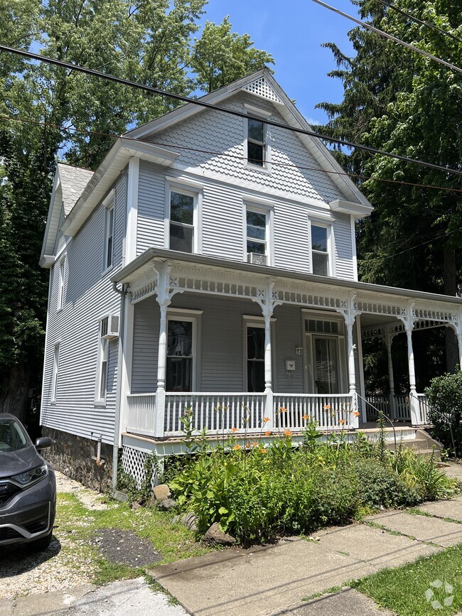 Building Photo - 122 Center St