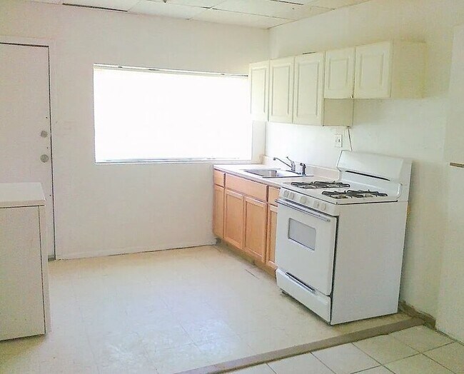 Building Photo - 915 Maple Terrace