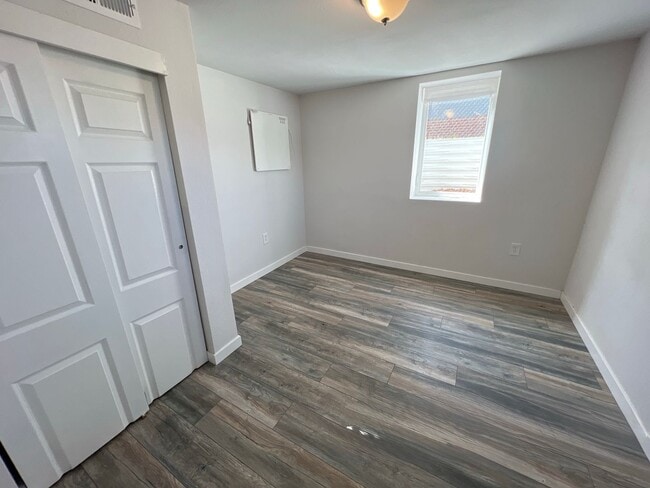 Building Photo - Garden-level 2 bed, 1 bath Half-Duplex in ...