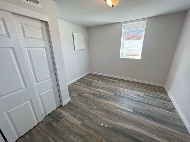 Foto del edificio - Garden-level 2 bed, 1 bath Half-Duplex in ...