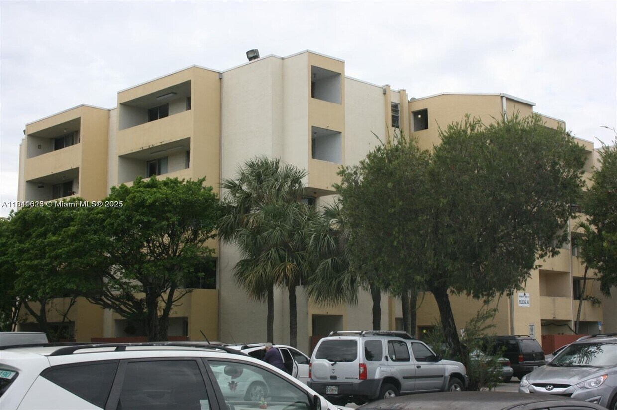 Foto del edificio - 10000 NW 80th Ave