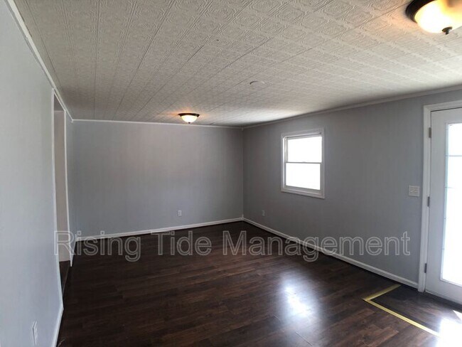 Foto del edificio - 2100 Merry Dr NE