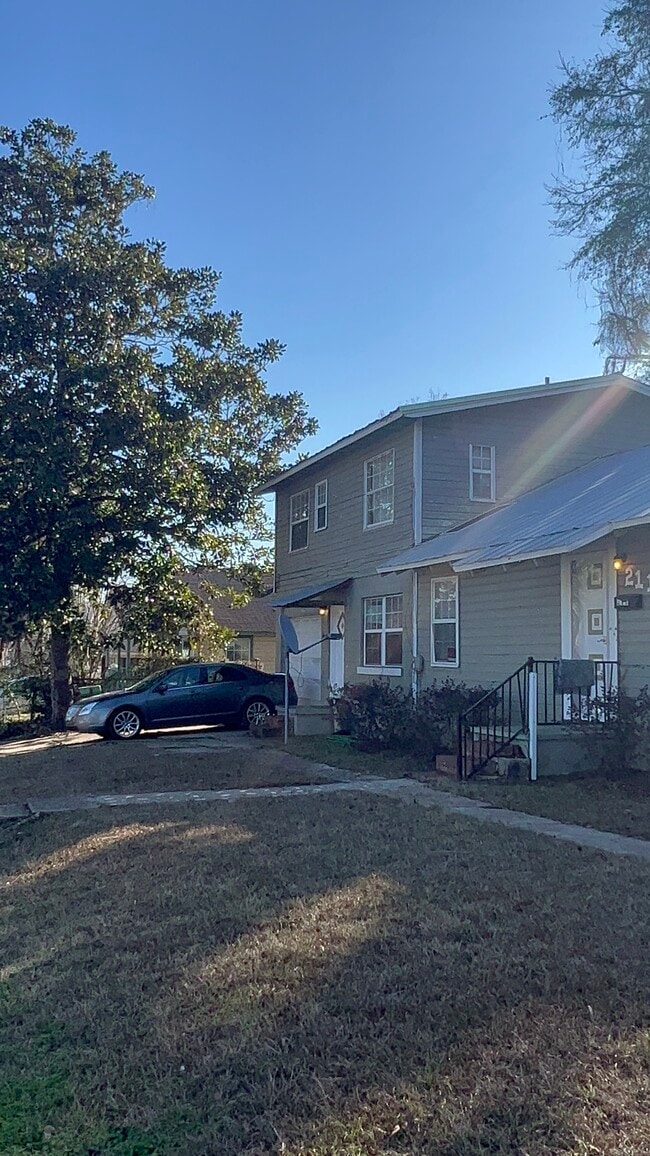 Photo - 211 Jakes & Patterson St Apartment