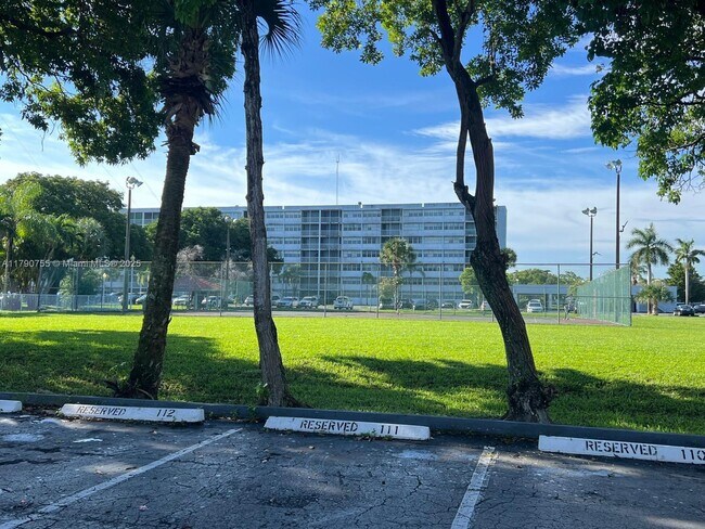 Foto del edificio - 700 NW 214th St