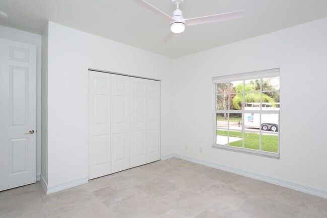Foto del edificio - ***ANNUAL UNFURNISHED***