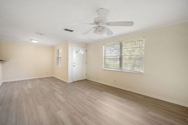 Foto del edificio - Move in Ready! Modern Style, Renovated 3 b...