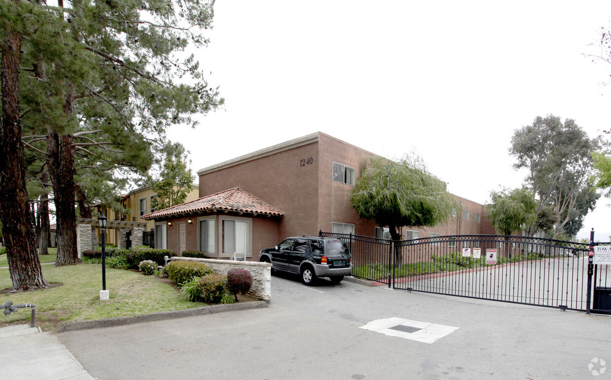 Building Photo - Villa La Paz