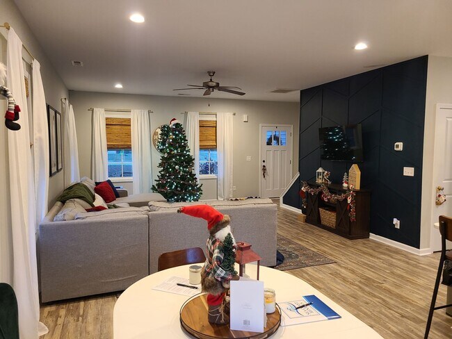 Building Photo - 3 Bed, 2.5 Bath home in Hampstead