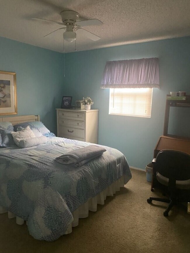 Foto del edificio - 2 bedroom 2 bathroom home with a screened ...