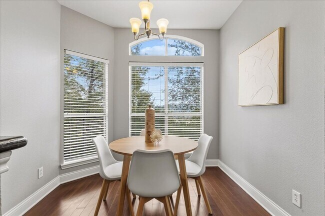 Foto del edificio - $1,650/mo – 2BR/1BA Condo in Northwest Austin with Stone Fireplace & Balcony