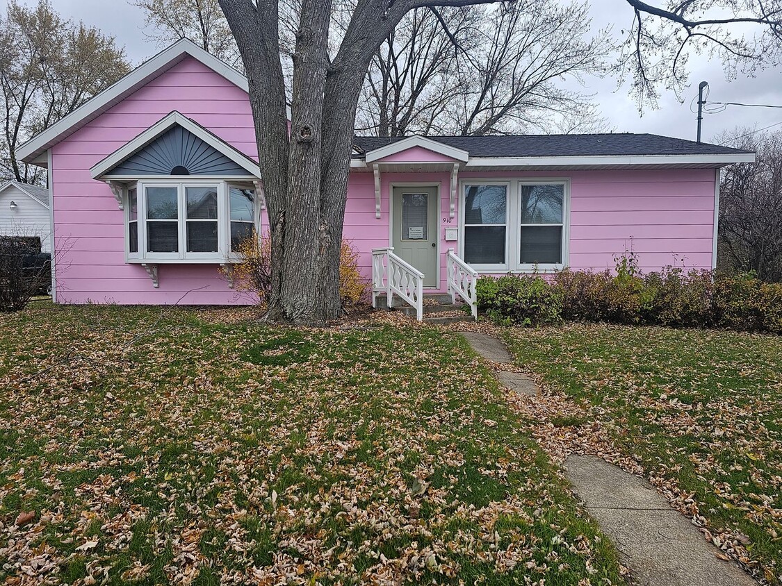 Primary Photo - Cozy 1 Bedroom Home Wisconsin Rapids