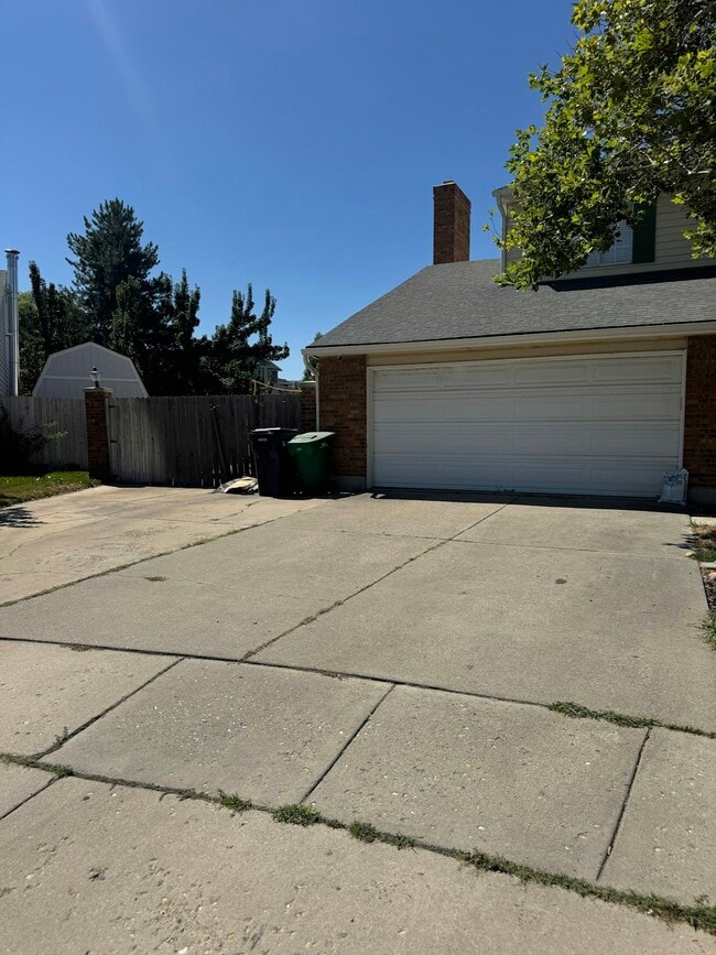 Building Photo - 1242 E Eastridge Cir