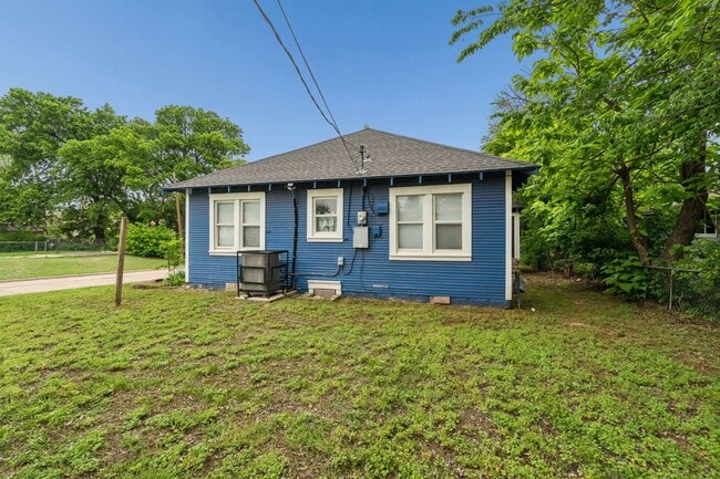Foto del edificio - Charming 3-Bedroom Home with Modern Finishes and Inviting Patio!