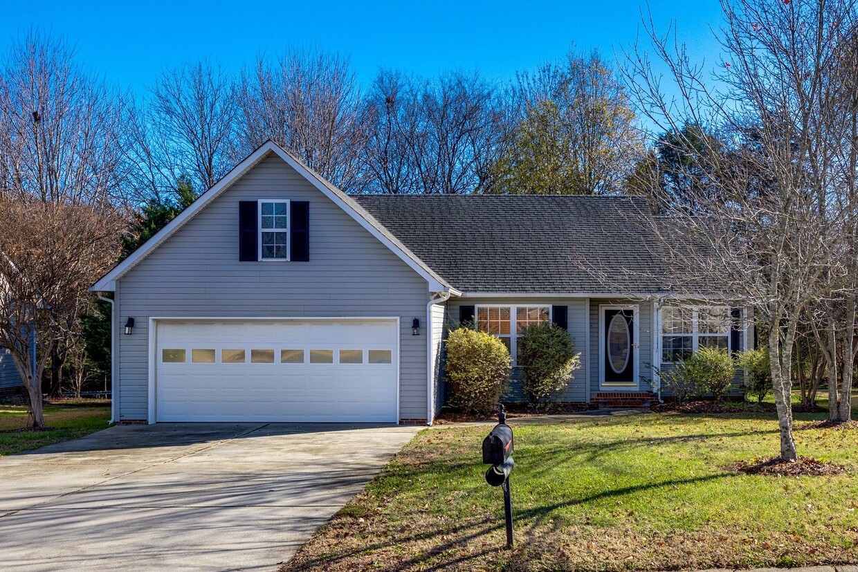 Foto principal - Adorable 3 Bedroom 2 bath RANCH in Fort Mill!