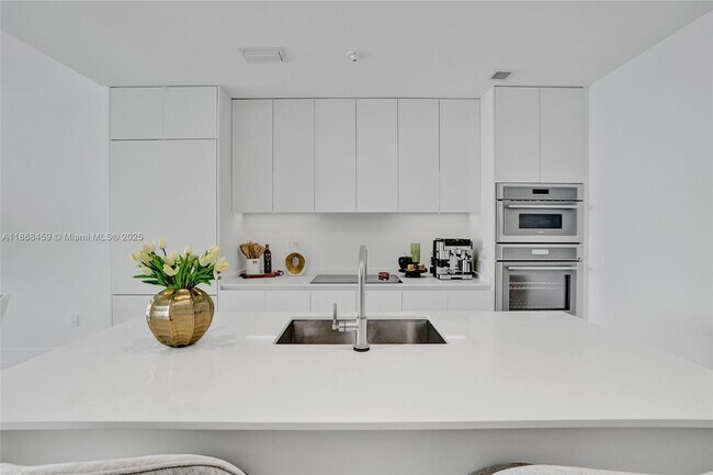 Foto del edificio - 700 NE 24th St