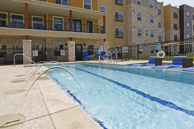 Hermosa piscina con terraza - Sansom Pointe Senior