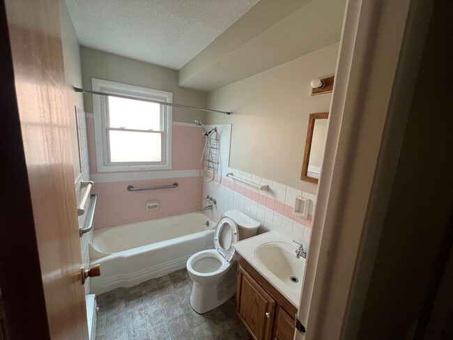 Building Photo - 2 bed 1 Bath Apartment Home located in Spe...