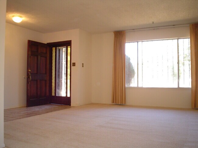 Puerta principal que da a la sala de estar. - 7204 Avenida La Costa NE