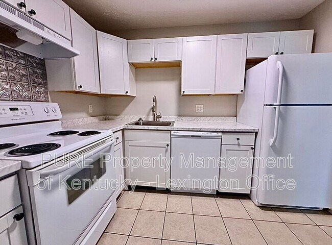 Foto del edificio - 348 Redding Rd