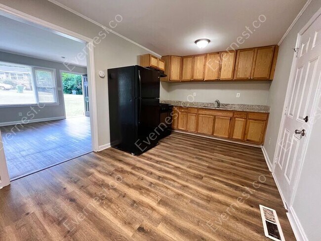 Building Photo - 4400 Welling Ave