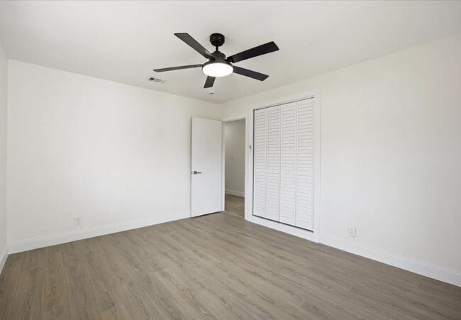 Building Photo - 737 W Ilex Dr