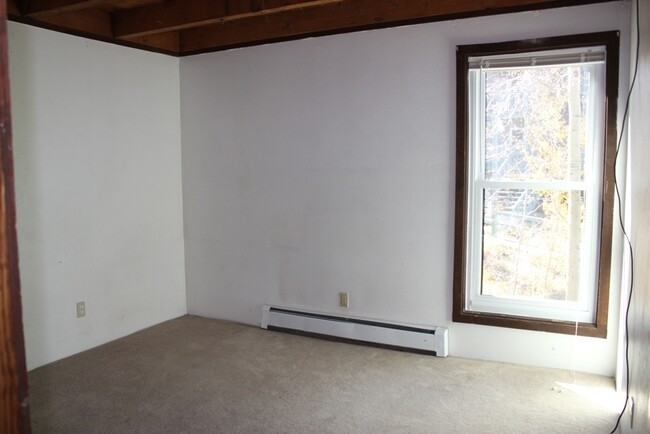 Building Photo - Treehouse Condo - Cozy 2 Bedroom/1 Bath Un...